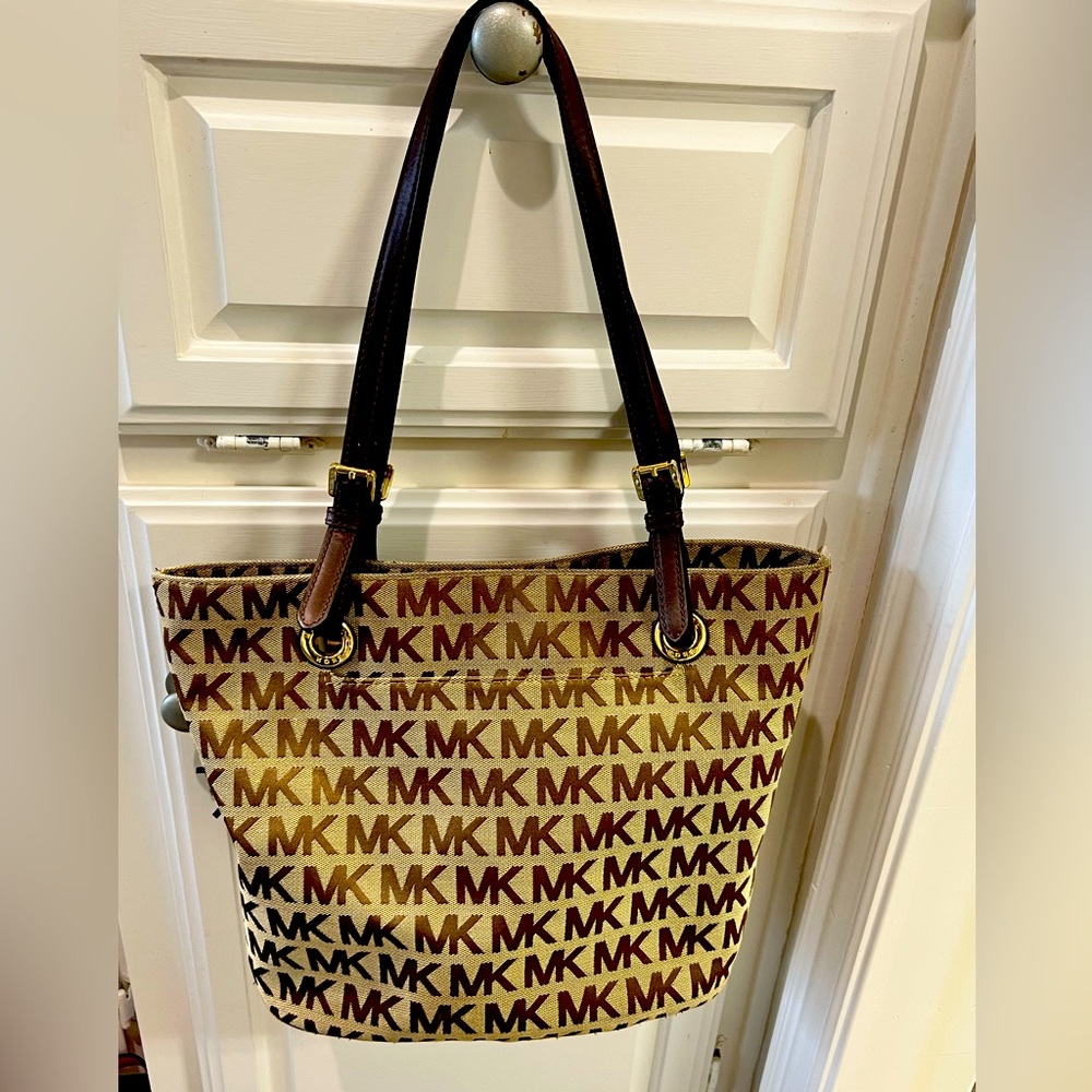 Michael Kors shoulder bag, slightly used in brown.